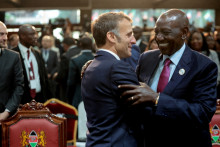 L'accolade entre Emmanuel Macron et le président du Kenya William Ruto lors du sommet "Africa Forward" à Nairobi, au Kenya, le 12 mai 2026.