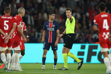 L'arbitre allemand Daniel Siebert aux côtés du défenseur parisien Achraf Hakimi, lors du match entre le PSG et Girona en Ligue des champions, au Parc des Princes, le 18 septembre 2024.