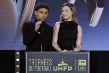 Tahirys Dos Santos et sa compagne Coline lors des Trophées UNFP à Paris, le 11 mai 2026.