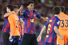 L'attaquant espagnol du FC Barcelone, Lamine Yamal, célèbre la victoire lors du match de championnat opposant le FC Barcelone au Real Madrid CF au stade Camp Nou de Barcelone le 10 mai 2026.