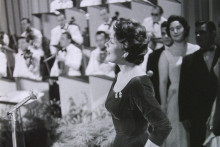 Lys Assia lors du premier concours Eurovision de la chanson, le 24 mai 1956 à Lugano (Suisse).