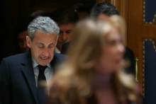 L'ancien président français Nicolas Sarkozy réagit à sa sortie du palais de justice de Paris, le 13 mai 2026.