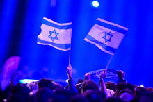 Des supporters israéliens brandissent des drapeaux avant la première demi-finale du Concours Eurovision de la chanson 2026 (ESC) à la Wiener Stadthalle de Vienne, en Autriche, le 12 mai 2026.