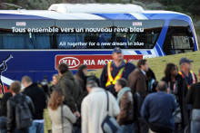 L'équipe de France de football attend dans son car après avoir quitté le terrain avant le début d'une séance d'entraînement au stade Fields of Dreams de Knysna, le 20 juin 2010, pendant la Coupe du monde.