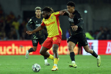L'attaquant du RC Lens, Allan Saint-Maximin et le milieu de terrain français du PSG, Senny Mayulu, le 13 mai 2026.