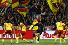 Les supporters du RC Lens ont déployé une banderole contre le PSG le 13 mai 2026