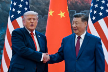 Donald Trump accueilli par Xi Jinping au Palais du peuple, à Pékin (Chine), le 14 mai 2026 pour une visite d'État.