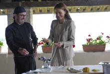 La princesse Kate prépare des tortelli lors de sa visite au domaine agricole "Al Vigneto", dans le cadre d'un séjour de deux jours à Reggio Emilia, le 14 mai 2026.