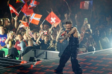 Le chanteur norvégien Jonas Lovv, qui représente la Norvège avec la chanson "Ya Ya Ya",  lors de la deuxième demi-finale de l'Eurovision à la Wiener Stadthalle de Vienne, le 14 mai 2026.