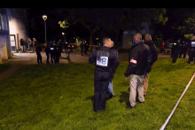 Des policiers dans le quartier de Port-Boyer, où la fusillade a eu lieu, jeudi 14 mai 2026, à Nantes.