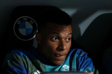 L'attaquant français du Real Madrid, Kylian Mbappé (numéro 10), sur le banc avant le match entre le Real Madrid CF et le Real Oviedo au stade Santiago Bernabéu de Madrid, le 14 mai 2026.