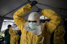 Un médecin entrant dans un centre de traitement contre Ebola le 12 août 2018 à Beni