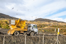 Un camion-poubelle est visible dans une décharge municipale où se nourrissent des charognards, à Ushuaia, dans la province de la Terre de Feu, en Argentine, le 14 mai 2026.