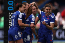 La demi de mêlée française Pauline Bourdon Sansus au milieu de ses coéquipières après avoir marqué un essai contre le pays de Galles dans le Tournoi des Six Nations, le 18 avril 2026 à Cardiff.