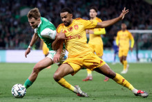 Le Stéphanois Ben Old au duel avec le Ruthénois Loni Laurent lors du deuxième play-off de Ligue 2 à Geoffroy-Guichard, le 15 mai 2026.