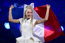 Le chanteur français Monroe Vata Rigby arrive sur scène lors de la répétition générale de la grande finale du Concours Eurovision de la chanson 2026 à la Wiener Stadthalle de Vienne, en Autriche, le 16 mai 2026.