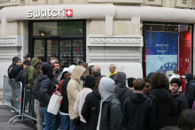 Des clients font la queue devant une boutique Swatch, dans le cadre d'une campagne promotionnelle pour ses montres Royal Pop, en collaboration avec Audemars Piguet, à Paris, le 16 mai 2026