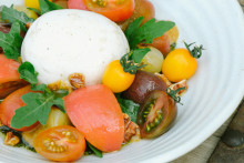 La recette de burrata au miel et tomates en salade de Cyril Lignac.