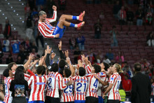 Antoine Griezmann est célébré par ses coéquipiers de l'Atlético de Madrid en marge de la victoire du club madrilène contre Gérone (1-0), le 17 mai 2026.