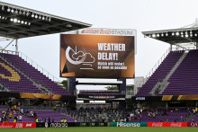 Un message annonçant l'interruption d'un match de la Coupe du monde des clubs de la Fifa en raison des conditions météo, le 17 juin 2025 à Orlando (États-Unis).