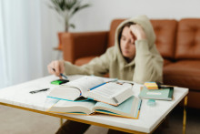 Un étudiant révise (photo d'illustration).