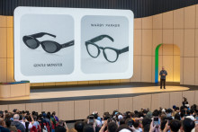 Le vice-président d'Android XR Sharam Izadi présente deux nouveaux modèles de lunettes connectées produits par Google et Samsung, lors de la conférence annuelle Google I/O à Moutain View (Californie), le 19 mai 2026.