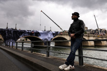 Le photographe et artiste de rue français JR lors de l'installation de "La Caverne du Pont Neuf" à Paris, le 13 mai 2026.