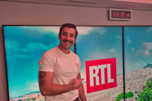 e docteur Sam Aizooky lors de l'enregistrement du podcast "Symptômes"