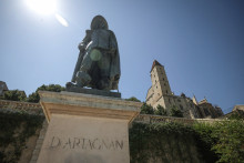 Une statue à l'effigie de d'Artagnan à Auch dans le Gers, photographiée le 11 juin 2025.