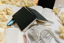 Un squelette et un carnet (photo d'illustration).