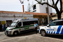 Le véhicule transportant les ressortissants français Marine et Marc (absents de la photo) arrivant au tribunal de Setúbal, soupçonnés d'avoir abandonné deux enfants, le 22 mai 2026.