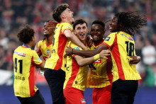 Les joueurs de Lens célèbrent leur victoire à l'issue de la finale de la Coupe de France de football au Stade de France, le 22 mai 2026.