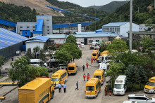 Les équipes de secours à la mine de charbon de Liushenyu, en Chine, où a eu lieu une explosion le vendredi 22 mai 2026.