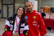 Elsa pose à côté de Lewis Hamilton au GP du Japon 2026