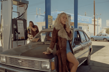 Sabrina Carpenter fumant une cigarette dans son clip "Manchild".