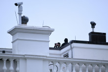 Un officier de police sur le toit de la Maison Blanche, à Washington, le 23 mai 2026