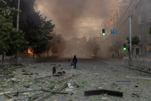 Une femme marchant au milieu d'une rue à Kiev après une frappe russe le dimanche 24 mai 2025.