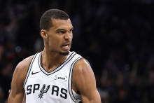 Victor Wembanyama, avec les Spurs, exulte au cours du deuxième quart-temps du quatrième match de la finale de la Conférence Ouest de la NBA contre les Oklahoma City Thunder, au Frost Bank Center, le 24 mai 2026 à San Antonio.