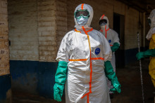 Du personnel de santé en combinaison de protection à l'hôpital de Mongbwalu en République démocratique du Congo, en mai 2026.