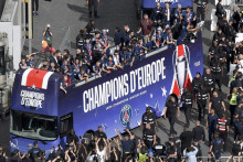 Les supporters du Paris Saint-Germain saluent le bus de l'équipe du PSG qui défile sur les Champs-Élysées à Paris le 1er juin 2025, au lendemain de la victoire du PSG contre l'Inter Milan à Munich.