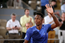 Gaël Monfils salue le public à l'issue de son match contre son compatriote Hugo Gaston, lors de la deuxième journée du tournoi de tennis de Roland-Garros, sur le court Philippe-Chatrier du complexe de Roland-Garros à Paris, le 25 mai 2026.