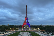 La Tour Eiffel en rouge et bleu après un but du Paris Saint-Germain en finale de Ligue des champions, le 31 mai 2025.