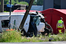 Le bus scolaire après sa collision avec un train en Belgique le 26 mai 2026