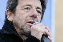 Le chanteur et acteur français Patrick Bruel prend la parole lors d'un rassemblement organisé par le CRIF en soutien aux otages israéliens du 7 octobre 2023, devant le Trocadéro à Paris, le 17 octobre 2025.