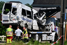 Les lieux d'une collision avec un train au passage à niveau à Buggenhout le 26 mai 2026, où quatre personnes, dont deux enfants, ont trouvé la mort