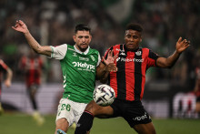 L'attaquant espagnol Kevin Carlos (à droite), se bat pour le ballon face au défenseur français Julien Le Cardinal (à gauche), lors du match de barrage entre l'AS Saint-Étienne (L2) et l'OGC Nice (L1), le 26 mai 2026.
