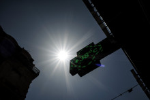 Une photographie prise le 26 mai 2026 montre le thermomètre d'une pharmacie affichant 38 degrés Celsius à Lyon, alors qu'une vague de chaleur frappe la France.
