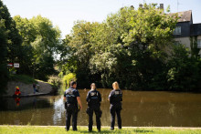 Des agents de police municipale observent des plongeurs à la recherche d'indices dans la Vilaine, au lendemain de la découverte du corps sans vie d'un garçon de 11 ans, le 25 mai 2026.