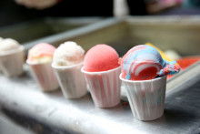 Des sorbets et des glaces. (illustration)