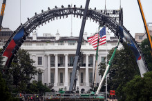 La construction de l'arène de MMA pour le combat a débuté à la Maison Blanche, le 26 mai 2026 à Washington, DC.